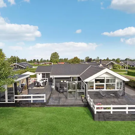 Bakkehuset Holiday home *